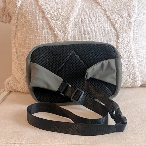 Obe Crossbody - Picture 2 of 3